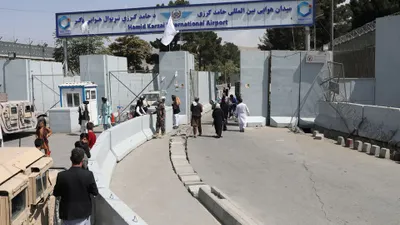 Suasana di depan Bandara Hamid Karzai di Kabul yang dibuka kembali untuk menerima bantuan oleh tim teknis, dan akan segera disiapkan untuk penerbangan domestik, menurut duta besar Qatar untuk Afganistan