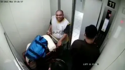 Beredar rekaman CCTV yang memperlihatkan detik-detik pembunuh seorang wanita berinisial AY membawa jasad sambil tersenyum.