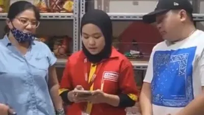 Kejadian awal karyawan Alfamart yang diancam balik oleh ibu-ibu pengutil cokelat di minimarket.
