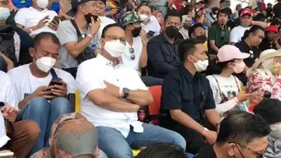 Gubernur DKI Jakarta Anies Baswedan berada di tengah-tengah penonton umum menyaksikan MotoGP Mandalika di Lombok, Nusa Tenggara Barat (NTB), Minggu (20/3/2022).