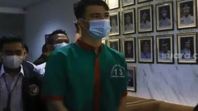 Dokumentasi saat aktor Jeff Smith saat dihadirkan dalam rilis kasus narkoba yang menjeratnya di Polres Metro Jakarta Barat, Senin (19/4/2021). 