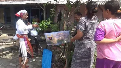 Giati penjual gorengan yang berjualan dengan memakai baju unik.