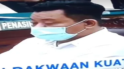 Tersangka Kuat Maruf kedapatan menahan ngantuk saat jalani sidang perdana /tangkaplayar  @ndorobei.official