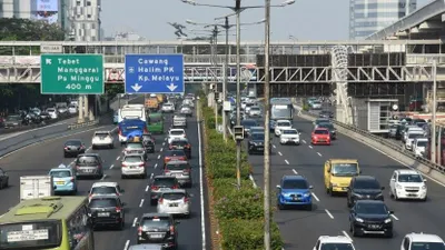 Sejumlah kendaraan melintas di Tol Dalam Kota di kawasan Gatot Subroto, Jakarta.
