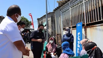 Menteri BUMN Erick Thohir berdialog dengan nasabah PT Permodalan Nasional Madani (PNM) di Kampung Nambangan, Kecamatan Kenjeran, Jawa Timur pada Minggu, 15 Agustus 2021. 
