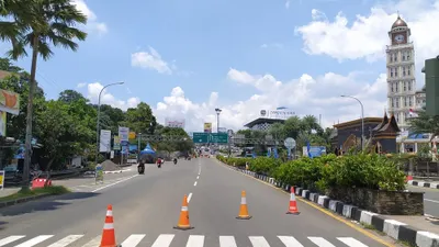 Kondisi arus lalu lintas di simpang Gadog, Ciawi, Puncak Kabupaten Bogor. (Yogi Faisal)