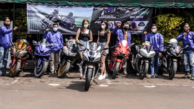 Para riders tengah foto bersama di depan sejumlah varian motor sport Yamaha.