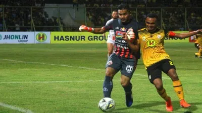 Kiper Persija Jakarta Andritany Ardhyasa (kiri).