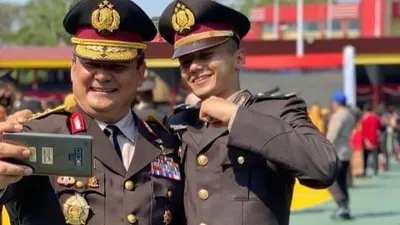 Irjen Napoleon Bonaparte berfoto bersama anaknya Jevo Batara
