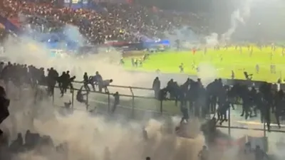 Laga Derbi Jatim Arema FC VS Persebaya di Stadion Kanjuruhan Tewaskan 127 Orang 2 di Antaranya Polisi