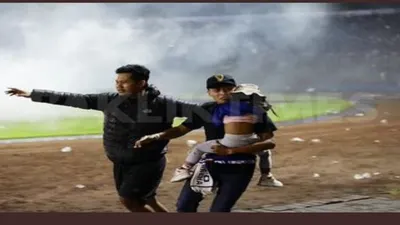 Penyelamatan penonton dalam tragedi berdarah Arema vs Persebaya /Twitter