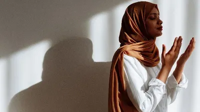 doa membersihkan hati dan doa menghilangkan pikiran kotor, "Allohumma Inni A&rsquo;udzu Bika Min Munkarootil Akhlaaqi Wal A&rsquo;maali Wal Ahwaa." 