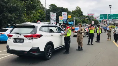 Polres Bogor memberlakukan sistem buka tutup di jalan menuju Jalur Puncak