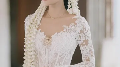 Maudy Ayunda yang tiba-tiba memposting foto pernikahannya.