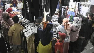 Sejumlah pembeli memadati toko seragam sekolah. Pedagang menuturkan penjualan seragam sekolah meningkat dua kali lipat setelah seluruh sekolah di DKI Jakarta melaksanakan Pembelajaran Tatap Muka (PTM) berkapasitas 100 persen dengan protokol kesehatan Covid-19, Senin (3/1/2021).