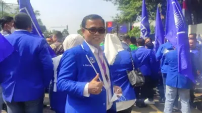 Haji Faisal terjun ke dunia politik, pakai jaket PAN incar kursi Caleg di Jakarta.
