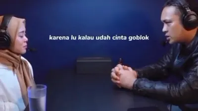 Bahkan Gilang Dirga mengatakan kepada Lesti Kejora secara blak-blakan bahwa kalau sudah cinta dia suka jadi bodoh.