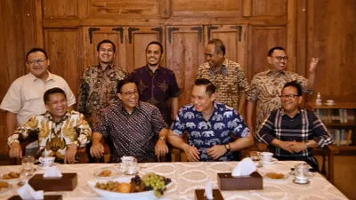 Anies Baswedan (duduk kedua dari kiri), bersama dengan petinggi Partai Demokrat, Partai Keadilan Sejahtera (PKS), dan Partai NasDem