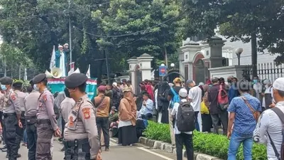Puluhan pendemo yang menggelar Aksi Bela Islam mulai menyemut di kantor Kemenag, Jakarta, Jumat (4/3/2022)