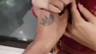 Terdapat tato mahkota di pemeran laki-laki di video syur perempuan berkebaya merah.