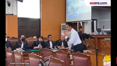 Suasana saat Bharada E dan Bripka RR VS Kuat Maruf Masuk ke Ruang Persidangan, Respon Pengunjung Berbeda 180 Derajat