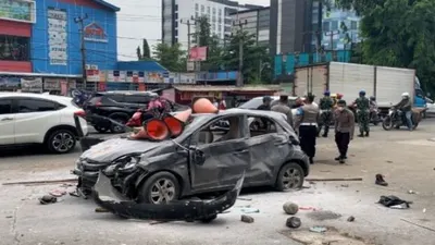 Satu unit mobil Honda Brio bernomor polisi S 1724 BB berstiker Keluarga Besar GMBI Distrik Rembang rusak parah akibat amukan massa dari ormas di Jalan Interchange, Desa Purwadana, Kecamatan Telukjambe, tepat di depan Hotel Resinda Karawang, Rabu (24/11/2021) sekira pukul 12.00 WIB. 