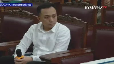 Sosok Ricky Rizal pada  sidang konfrontasi Richard Eliezer dan Kuat Maruf di PN Jakarta Selatan