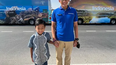 Sandiaga Uno menemui Brow, bocah yang digandeng oleh Cristiano Ronaldo ke dalam lapangan pada pembukaan pertandingan Piala Dunia 2022.