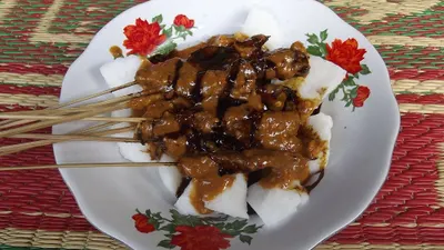 Sate kelinci bumbu kacang khas objek wisata Guci, Tegal. Disajikan dengan lontong.