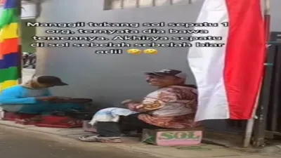 Tukang sol berbagi pekerjaan memperbaiki sepasang sepatu /tangkaplayar @undercover.id