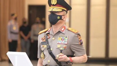 Irjen Teddy Minahasa menjadi Kapolda Jatim menggantikan Irjen Nico Afinta.