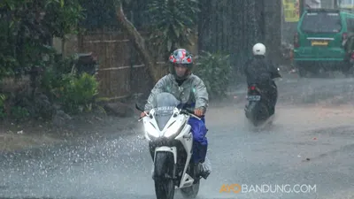 Ilustrasi kendaraan menerobos hujan. Hari ini Kamis 7 April 2022, sejumlah wilayah di DKI Jakarta pada siang nanti bakal diguyur hujan