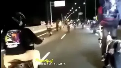 Tangkapan layar aksi pengemudi motorkros atau supermoto yang masuk jalan tol.