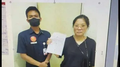 Emak-emak pengutil cokelat di Alfamart diduga pernah tertangkap di Transmart. [Istimewa]