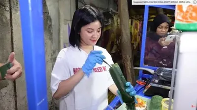 Melati Sesilia, eks JKT 48, viral karena berjualan nasi bakar.