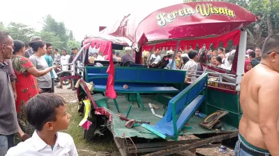 Odong-odong tertabrak kereta api di Serang