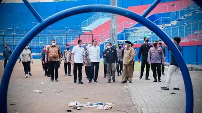 Presiden Jokowi saat melakukan kunjungan ke Stadion Kanjuruhan, Malang, Jawa Timur pada Rabu, 5 Oktober 2022.