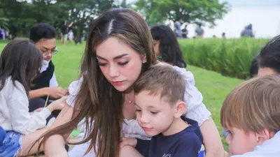 Celine Evangelista Rayakan Ulang Tahun Kedua Anaknya Sendirian, Warganet : Stefan William mana? 