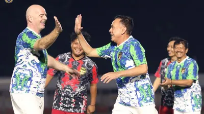 Ketum PSSI, Mochammad Iriawan bermain sepak bola dengan Presiden FIFA, Gianni Infantino