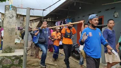 Petugas gabungan saat melakukan evakuasi terhadap jasad korban (Yogi Faisal)