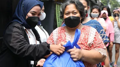 PNM berbagi sembako pada nasabah saat Ramadan.