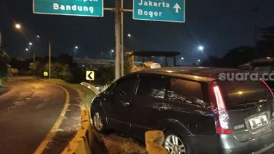 Pengendara menerobos pembatas jalan untuk masuk Jalan Tol Jakarta-Cikampek arah Cikampek.[Suara.com/Imam Faisal]