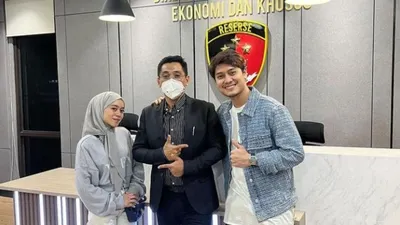 Potret Rizky Billar, Lesti Kejora, dan pengacaranya Sandy Arifin di kantor polisi.
