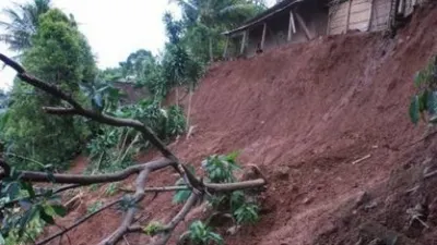 Bencana tanah longsor Bogor sebabkan dua orang mengalami luka-luka dan sudah dilarikan ke rumah sakit.