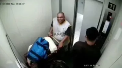 Christian Rudolf Tobing tertangkap kamera CCTV tersenyum saat membawa mayat yang terbungkus tas.