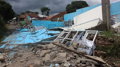 Bangunan roboh dampak gempa di cianjur, Senin.