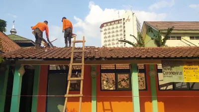  Petugas BPBD Kota Bogor saat melakukan penanganan pada bangunan kelas yang roboh di SDN Otista Kota Bogor