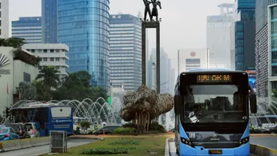 Ilustrasi bus TransJakarta. Selama Ramadan 1443 Hijriah ini, pengelola memperbolehkan penumpang buka puasa maksimal 10 menit di dalam bus TransJakarta.