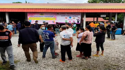 Orang-orang berkumpul di luar lokasi penembakan massal di pusat penitipan anak di kota Uthai Sawan, 500 km (310 mil) timur laut Bangkok di provinsi Nong Bua Lamphu, Thailand 6 Oktober 2022. Sakdipat Boonsom