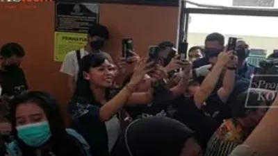 _Baru Masuk Ruang Sidang, Richard Eliezer disambut pendukungnya